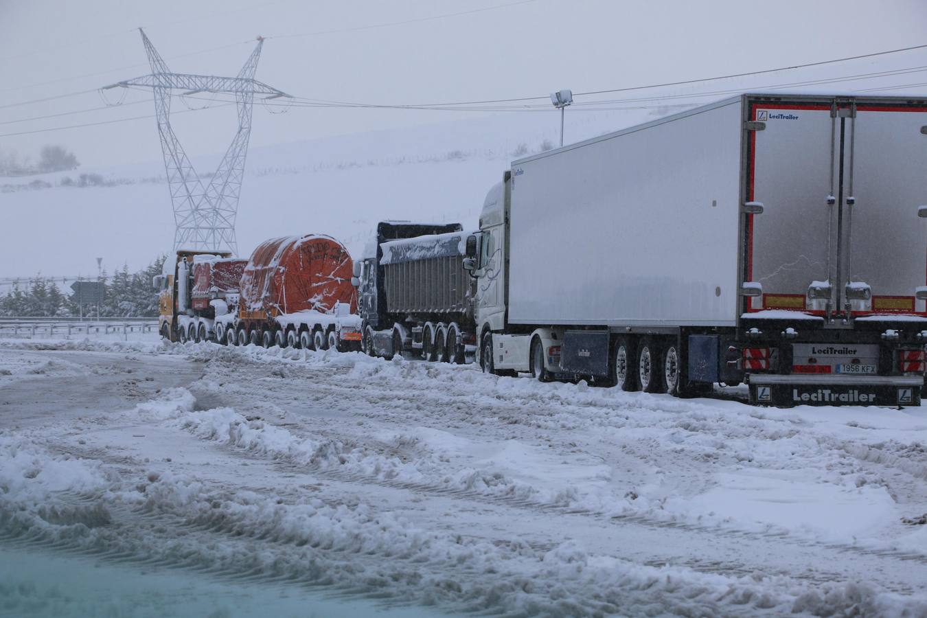 La nieve cubre este viernes las calles de Reinosa y complica las entradas y salidas de la autovía A-67, donde los camiones están embolsados