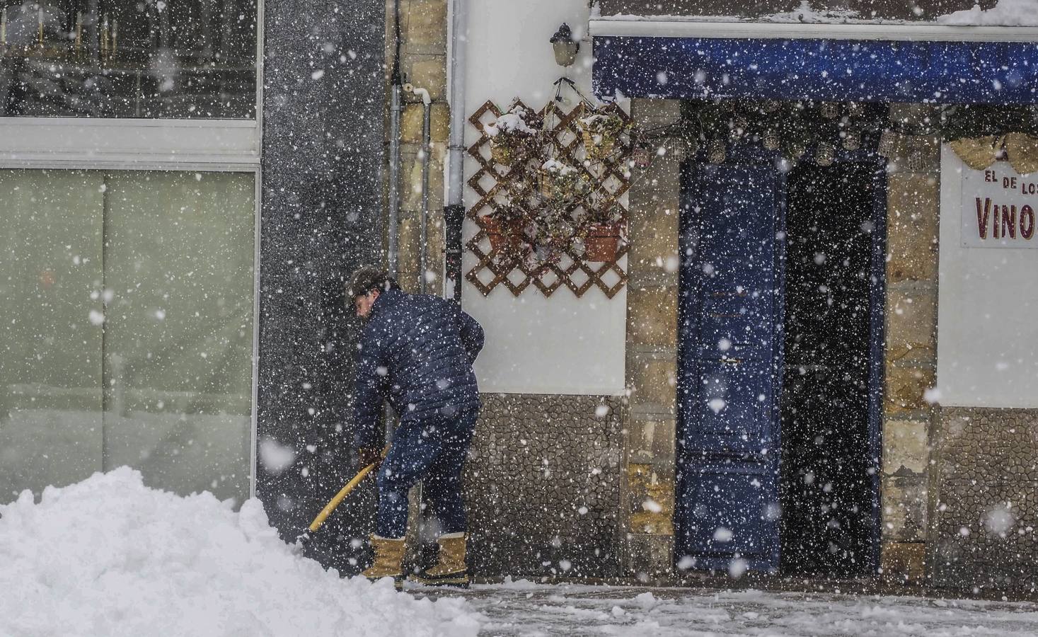 Después del primer café del día, toca retirar y amontonar la nieve que ha caido durante la noche