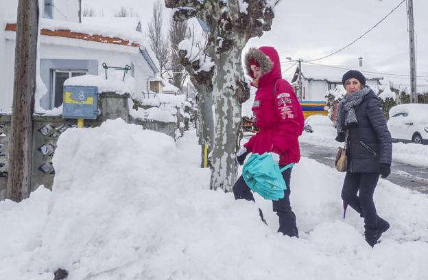 La nieve acumulada en las calles de Matamorosa hacía ayer difícil caminar por ellas. :: sane