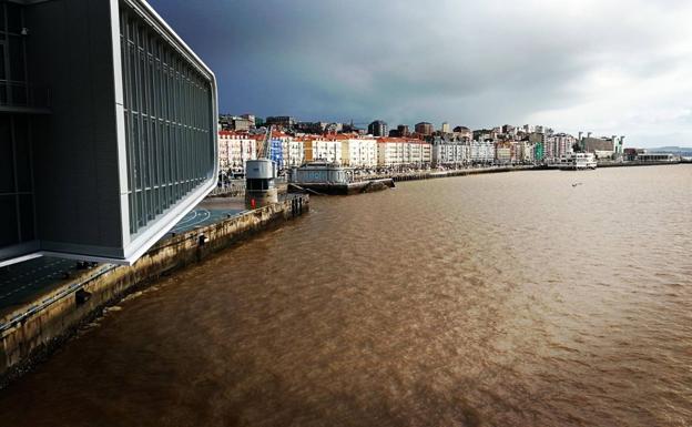 El tono amarronado de las aguas de la bahía de Santander se explican por el arrastre de sedimentos y limo desde las rías de Boo y Cubas como consecuencia de las lluvias torrenciales.