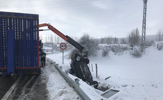 Así quedó el coche volcado en Reinosa, cerca del hospital Tres Mares. 