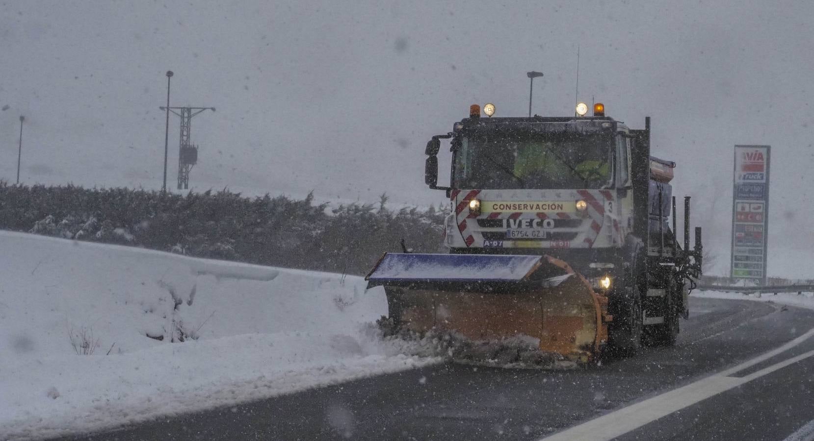 La cota de nieve baja hasta los 300 metros este lunes 5 de febrero, con cortes intermitentes en la A-67 y puertos cerrados