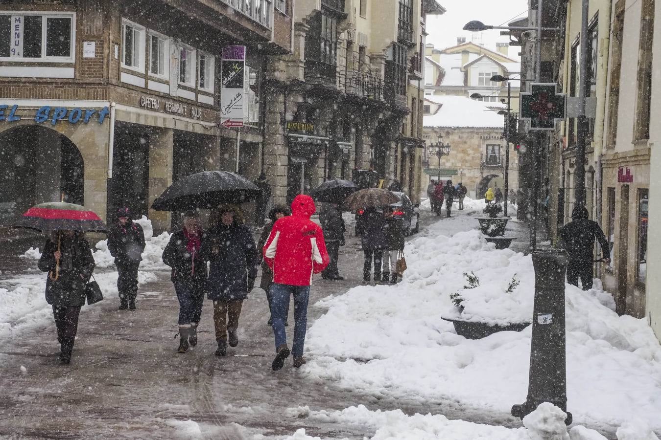 La cota de nieve baja hasta los 300 metros este lunes 5 de febrero, con cortes intermitentes en la A-67 y puertos cerrados