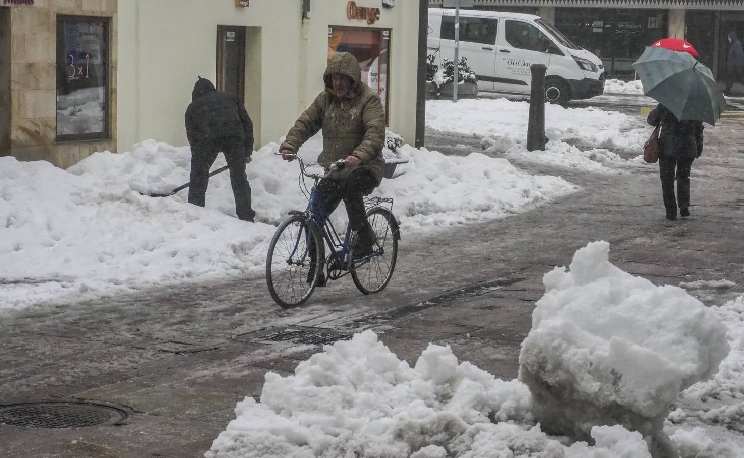 La cota de nieve baja hasta los 300 metros este lunes 5 de febrero, con cortes intermitentes en la A-67 y puertos cerrados