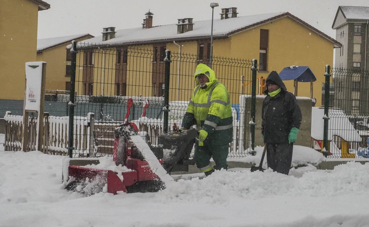 La cota de nieve baja hasta los 300 metros este lunes 5 de febrero, con cortes intermitentes en la A-67 y puertos cerrados