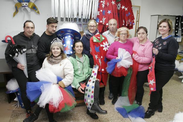 Isidro, César, Solines, Tere, Silvia, Gelo, Teresa, Lupe y Dolores muestran su disfraz y los complementos que llevarán.