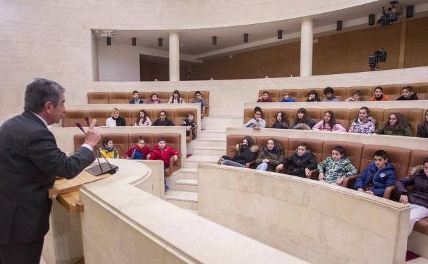 Revilla, esta mañana con alumnos del Sardinero en el Parlamento de Cantabria.