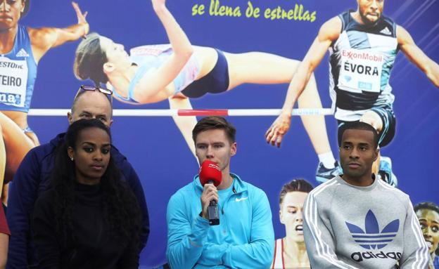 La corredora etíope de media y larga distancia, Genzebe Dibaba (i), el corredor de 400 polaco, Pavel Maslák (c), y el saltador portugues de triple salto, Nelson Évora (d), durante la presentación de la Reunión Internacional de Atletismo Villa de Madrid en pista cubierta.