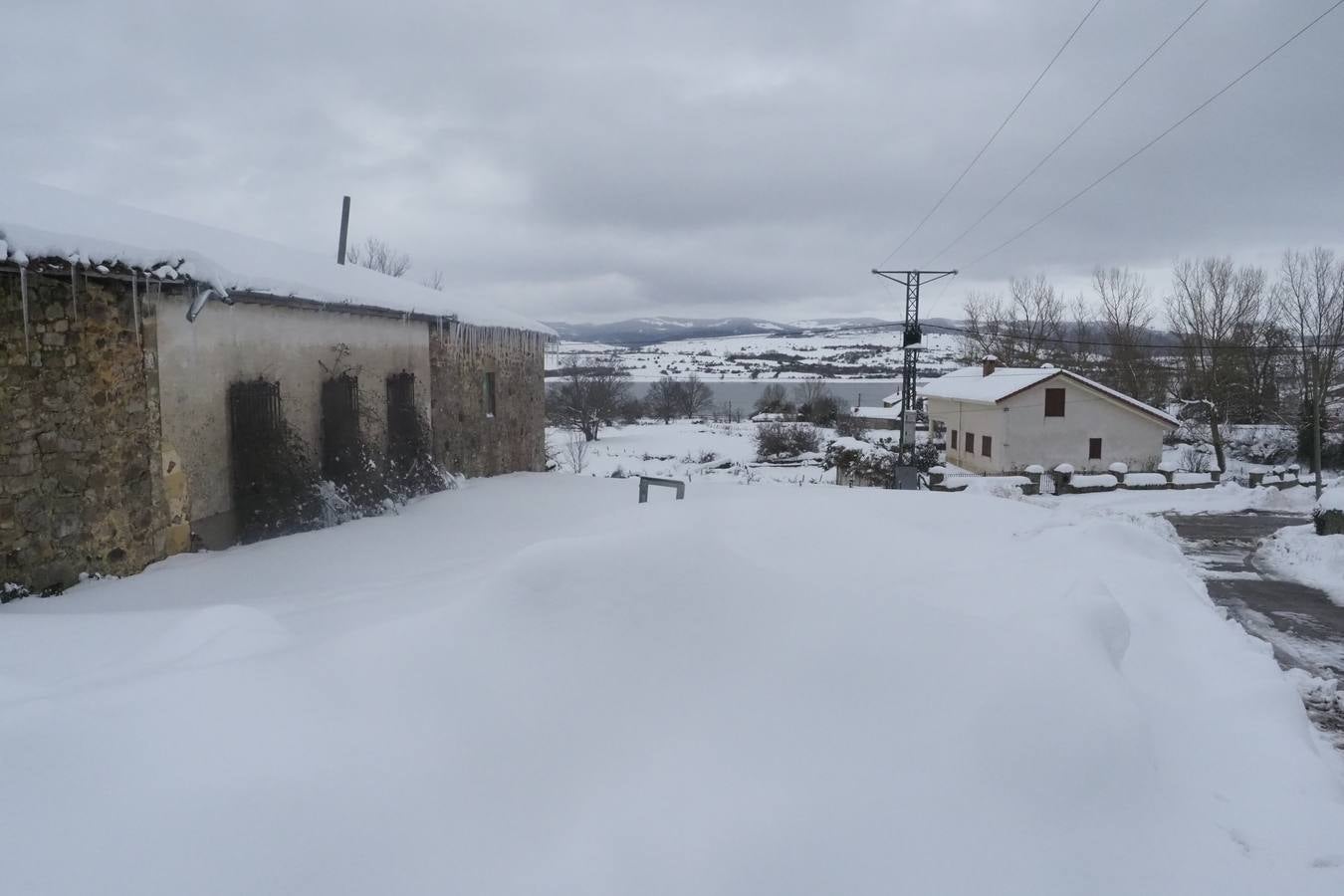 Un manto blanco cubre la zona de Campoo