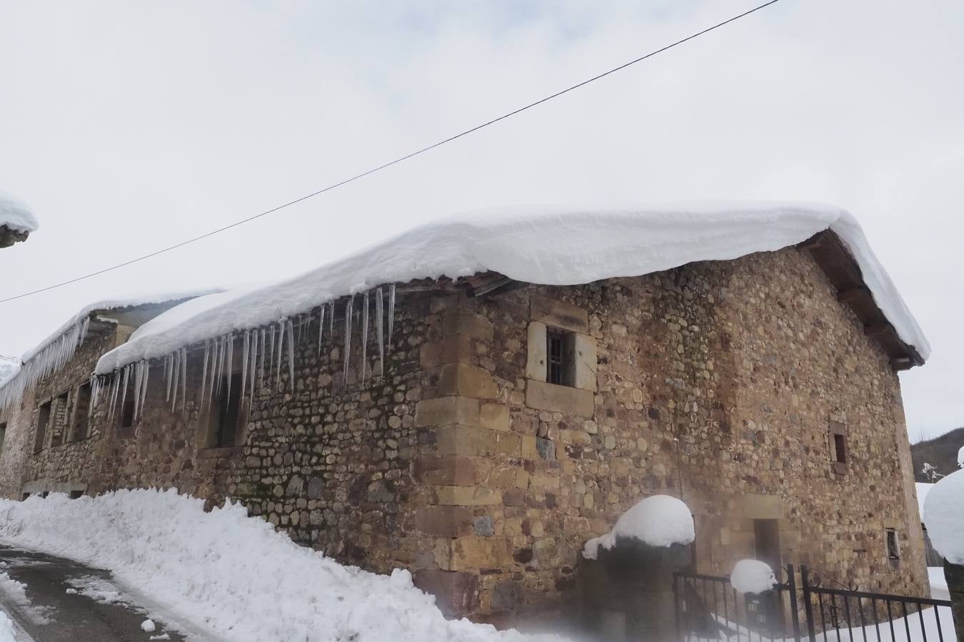 Un manto blanco cubre la zona de Campoo