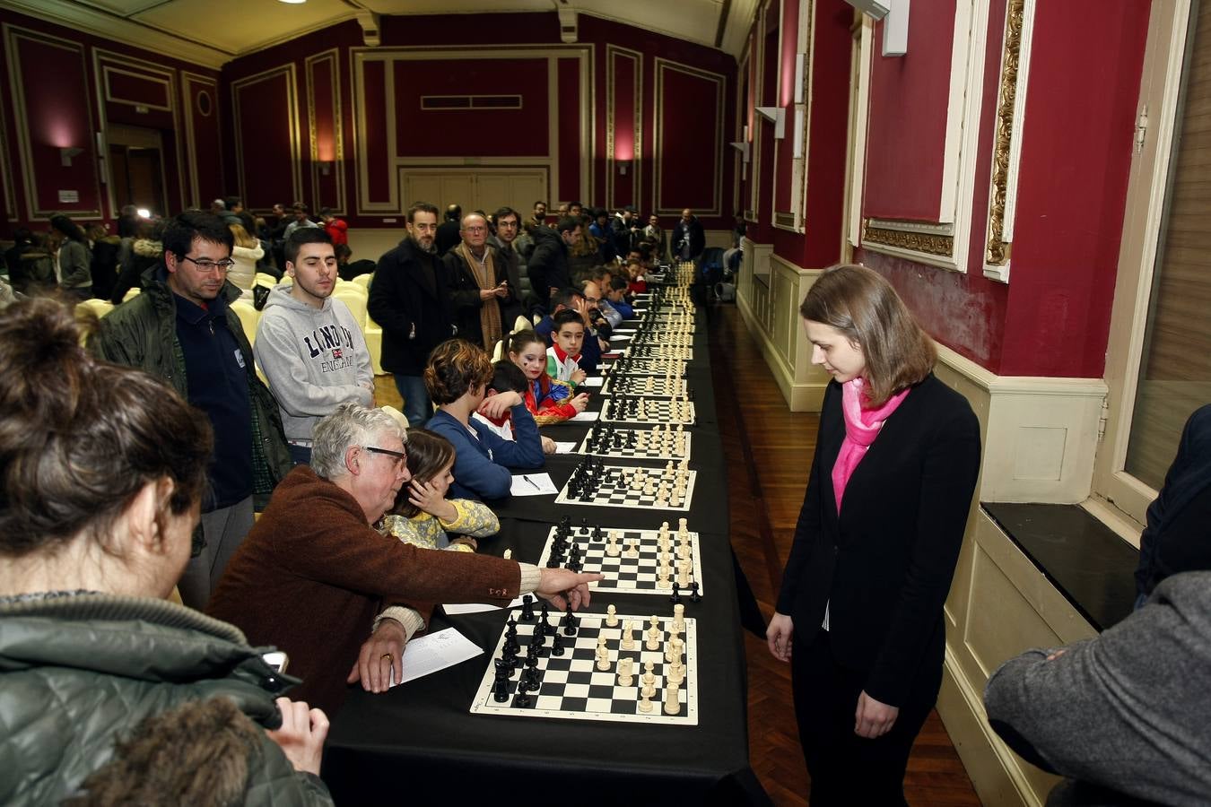 Fotos: Las campeonas del Mundo de ajedrez, las hermanas Muzychuk, contra 70 jugadores cántabros