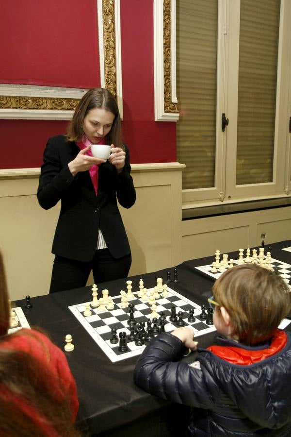 Fotos: Las campeonas del Mundo de ajedrez, las hermanas Muzychuk, contra 70 jugadores cántabros