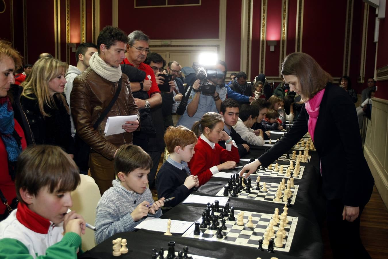 Fotos: Las campeonas del Mundo de ajedrez, las hermanas Muzychuk, contra 70 jugadores cántabros