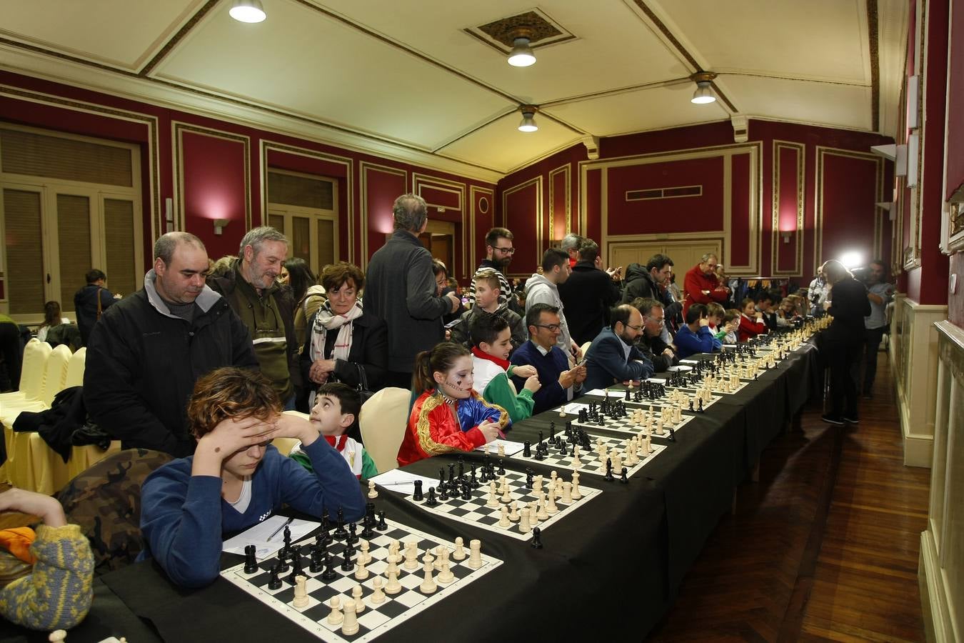 Fotos: Las campeonas del Mundo de ajedrez, las hermanas Muzychuk, contra 70 jugadores cántabros