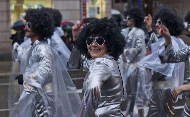 Desfile de carnaval por las calles de Santander. 