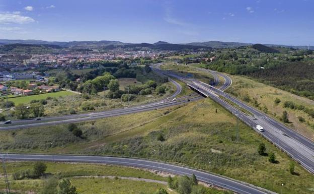 Vista aérea del enlace de Sierrapando con las autovías A-67 y A-8. 