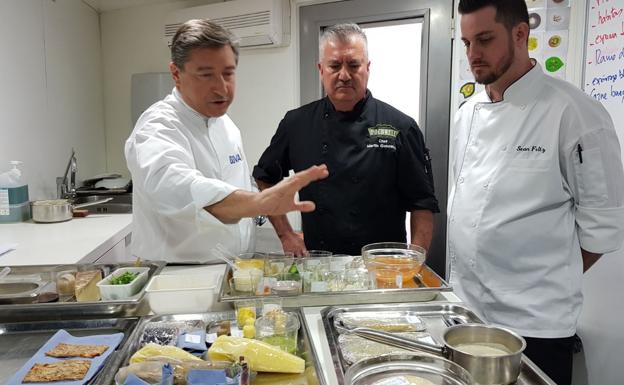 Joan Roca explica el menú a dos cocineros. 