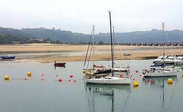 Barcos de recreo, fondeados en la zona en la que se proyecta instalar el puerto deportivo de San Vicente de la Barquera. 