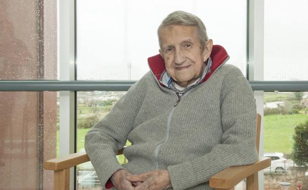 El poeta y pintor Julio Maruri posa, ayer, en la residencia santanderina donde se aloja