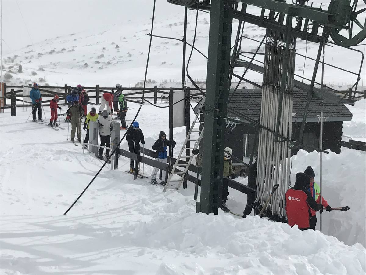 La nieve ha dificultado esta mañana los accesos a Alto Campoo