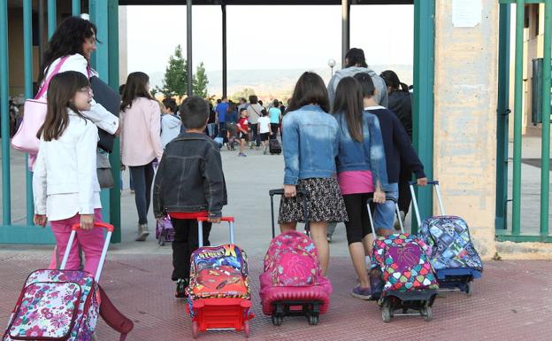 Niños entran al colegio.