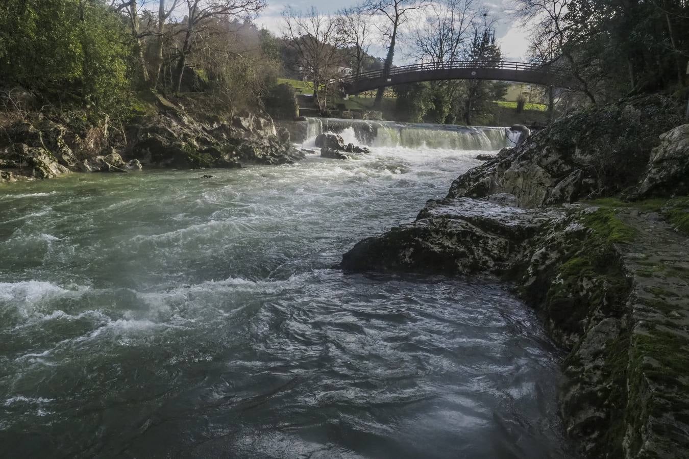 El río Pas, a su paso por Puente Viesgo, tiene un nivel de 1,95 metros, 0,51 más que hace un año.