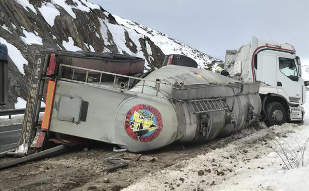 Imagen principal - La A-67, todo el día cortada primero por nieve y después por un camión volcado