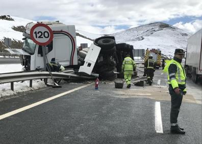 Imagen secundaria 1 - La A-67, todo el día cortada primero por nieve y después por un camión volcado