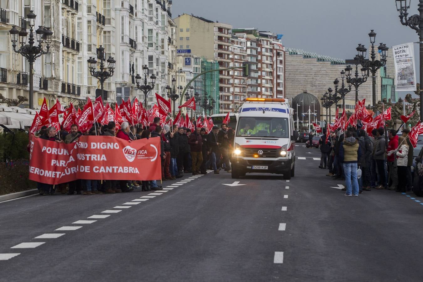 Las Federaciones de Industria de CC OO y UGT han celebrado una asamblea y una manifestación para reclamar el convenio colectivo del sector, pendiente desde 2016