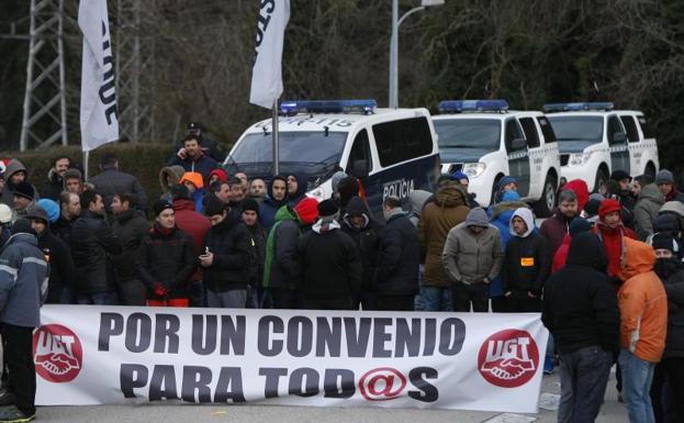 Concentración de esta mañana en Bridgestone, ante una fuerte presencia policial.