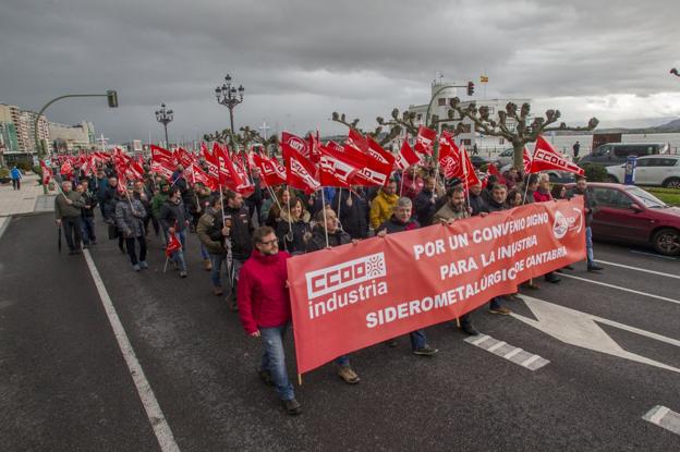 Delegados sindicales de CC OO y UGT se movilizaron el pasado lunes y se manifestaron por las calles de Santander. 