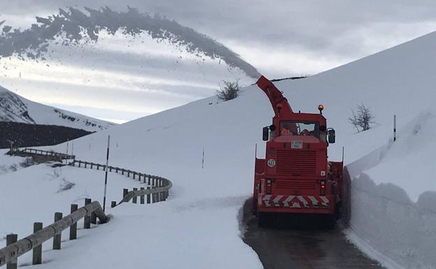 Las máquinas trabajan para reabrir el Puerto de Palombera