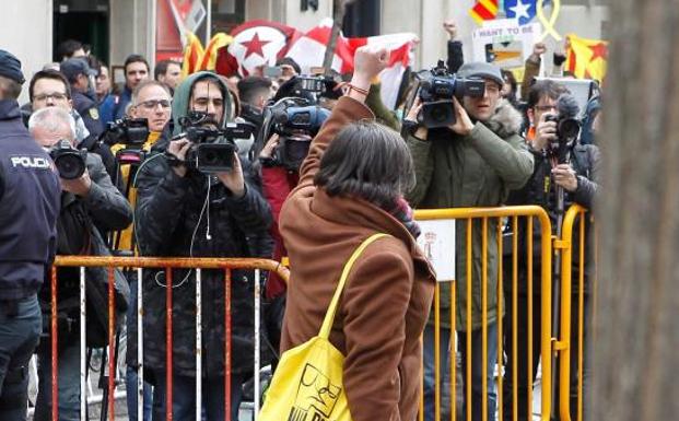 Apoyo a Mireia Boya en la puerta del TS.