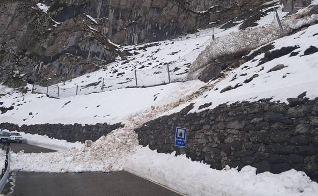 Un nevero se desprende y corta la carretera de acceso a Dobres y Cucayo