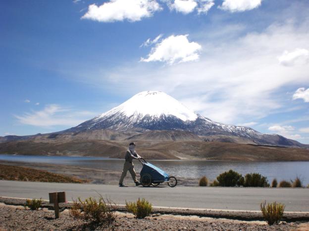 Nacho Dean a su paso por el Volcán Parinacota (entre Bolivia y Chile) durante su vuelta al mundo a pie. 