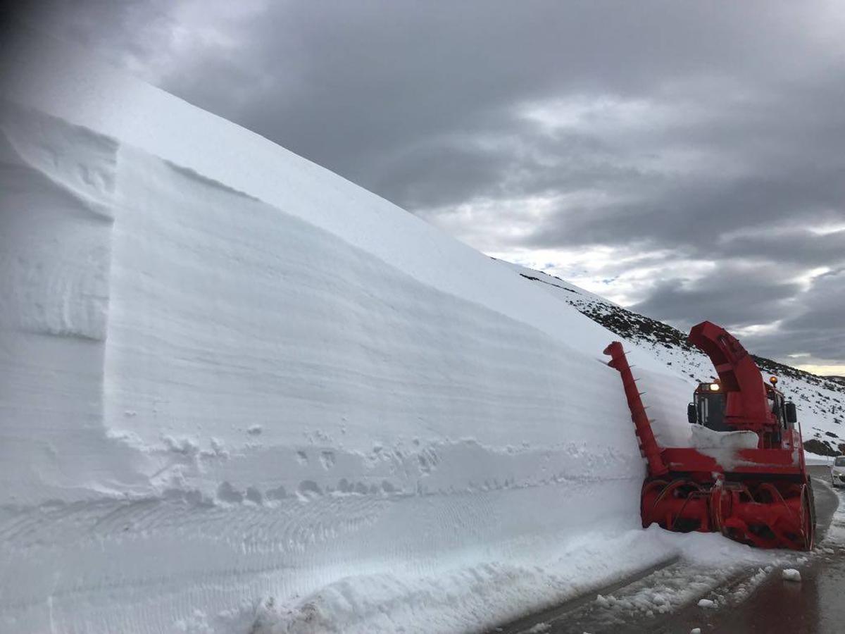 Abriendo camino entre murallas de nieve en Palombera