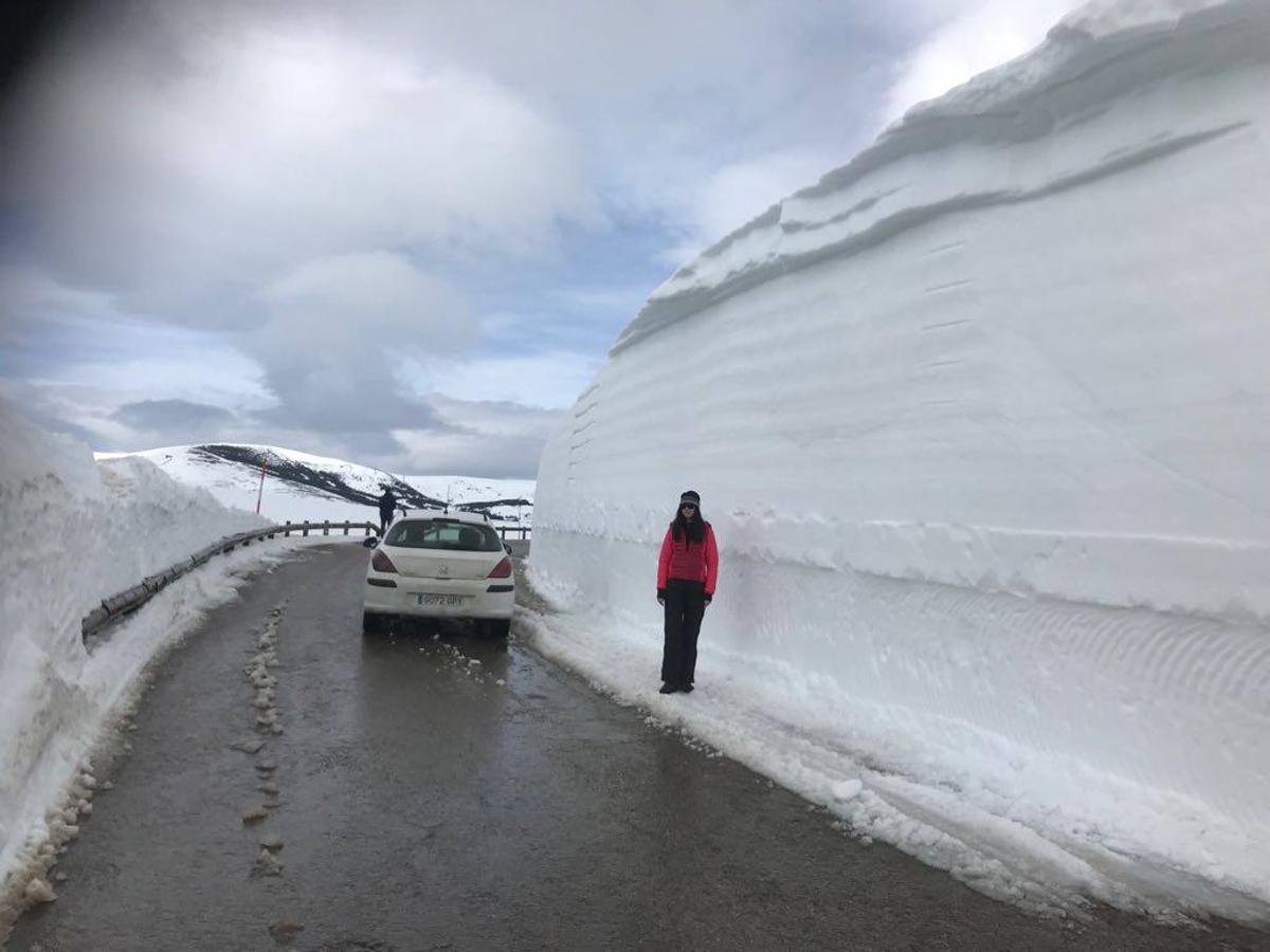 Abriendo camino entre murallas de nieve en Palombera