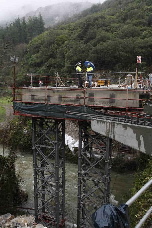 Fotos: De la Serna visita las obras del Desfiladero de la Hermida