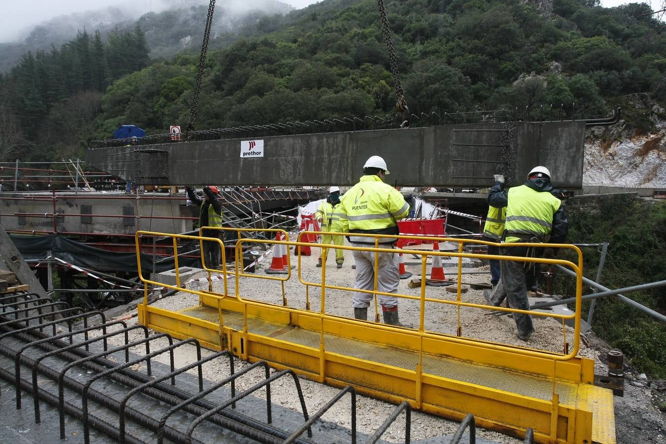 Fotos: De la Serna visita las obras del Desfiladero de la Hermida