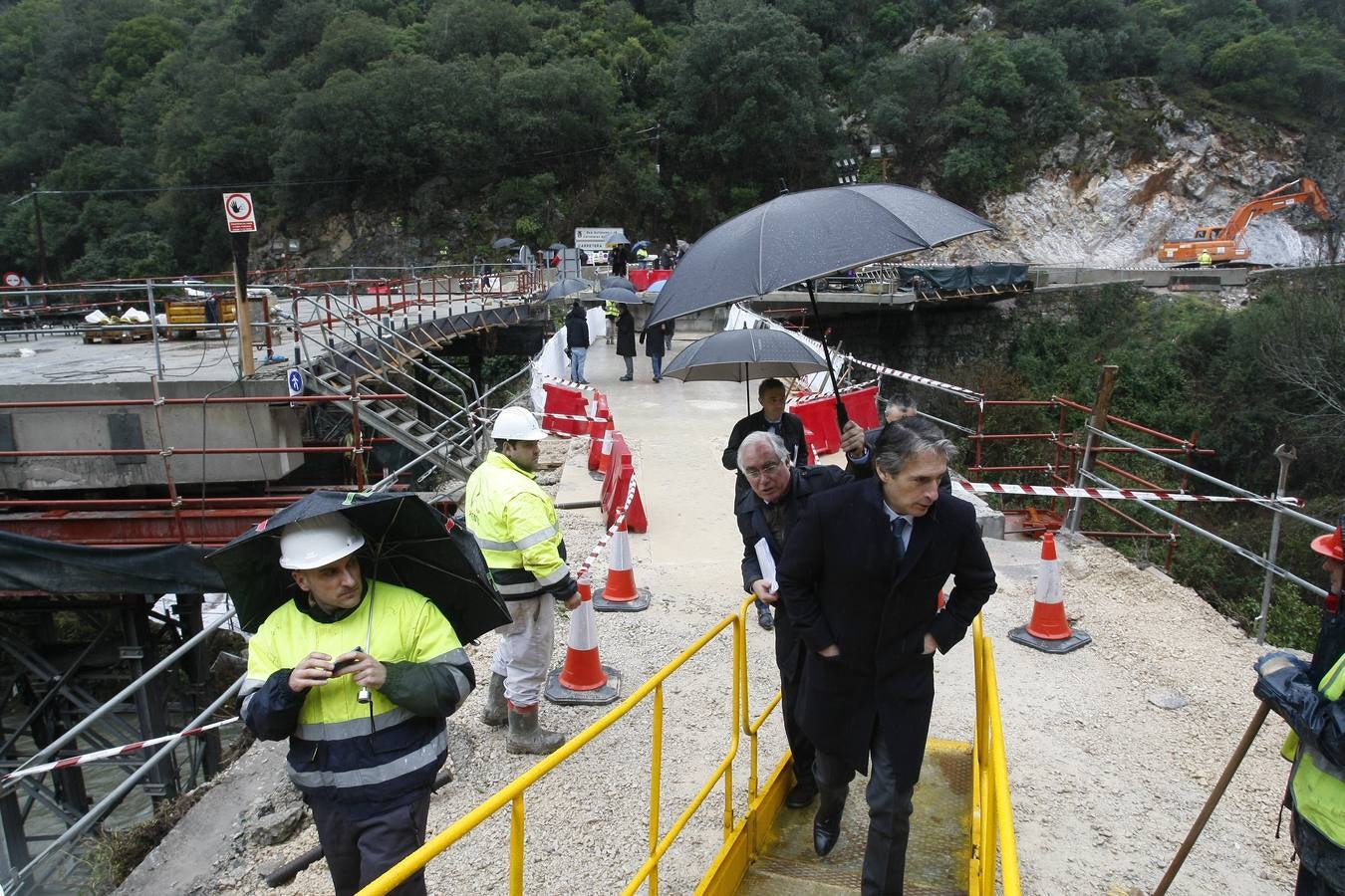 Fotos: De la Serna visita las obras del Desfiladero de la Hermida