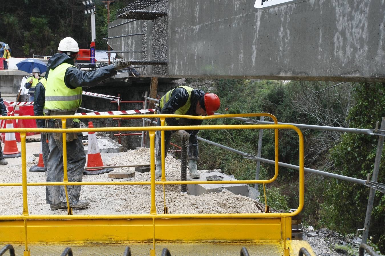 Fotos: De la Serna visita las obras del Desfiladero de la Hermida