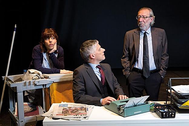 Los tres intérpretes de este montaje, estrenado anoche en Málaga, que lleva el periodismo al escenario. 