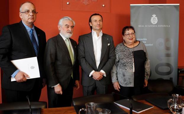 El director de la Real Academia Española, Darío Villanueva (2i), y el presidente de la Fundación Hispanojudía, David Hatchwell (2d), presentan los avances en la constitución de la nueva Academia Judeoespañola, junto a Shmuel Rafael Vivanti (i) y Tamara Alexander Frizer.