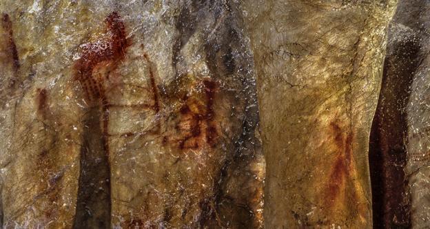 Marcas rojas sobre la pared de la cueva de La Pasiega donde se tomaron las muestras.