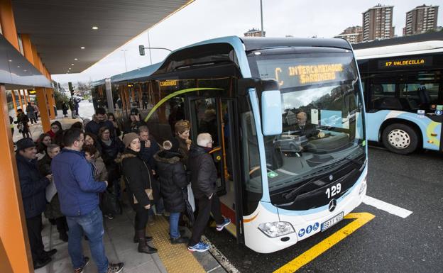 Pasajeros se suben a un autobús articulado en el Intercambiador de Valdecilla