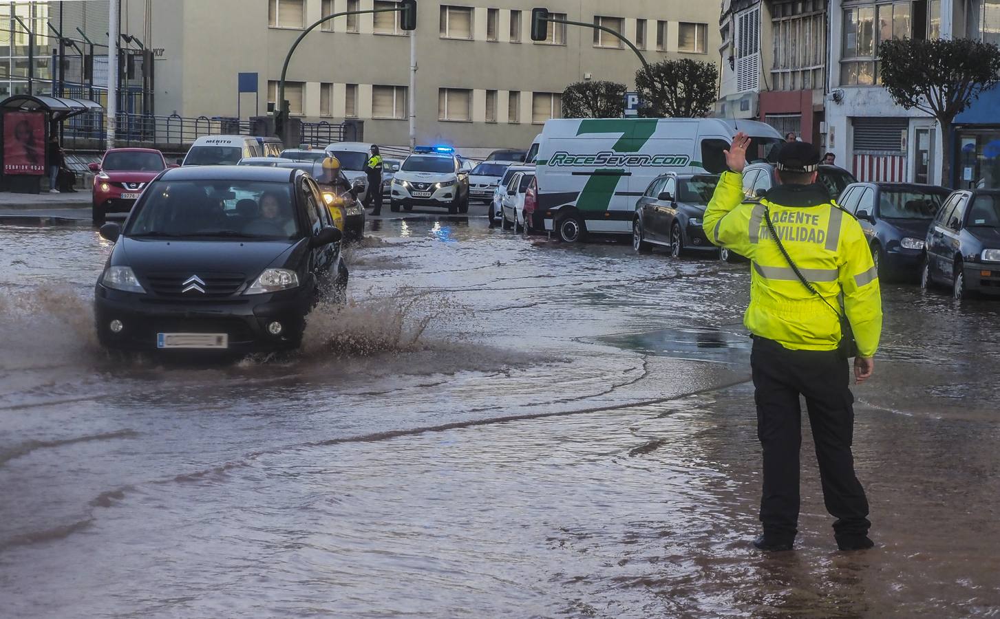 Fotos: Una tubería rota provoca una inundación en la calle Castilla