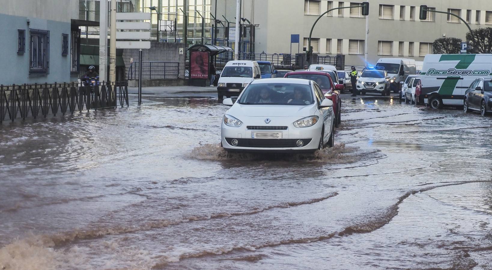 Fotos: Una tubería rota provoca una inundación en la calle Castilla