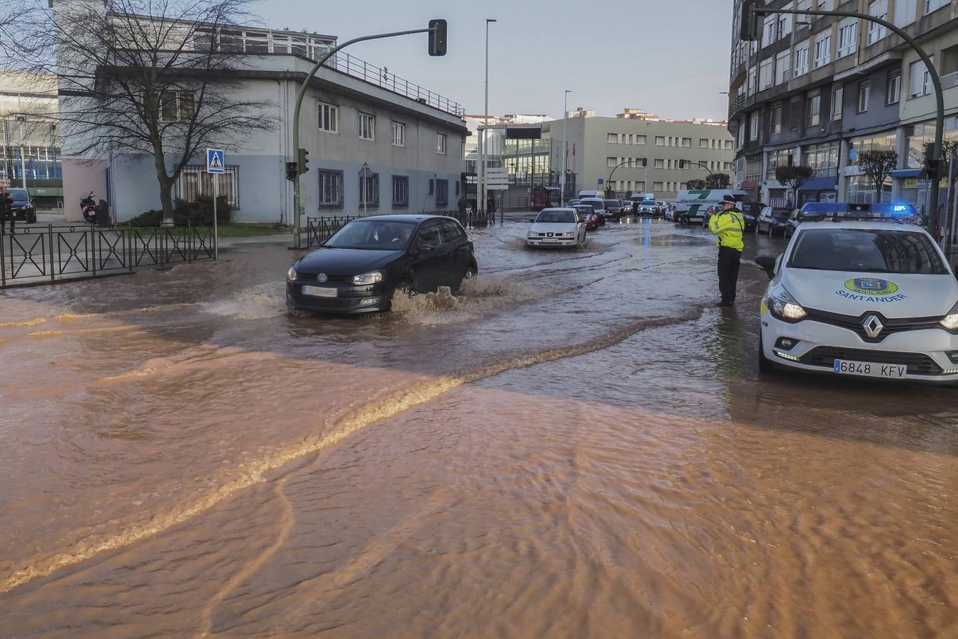 Fotos: Una tubería rota provoca una inundación en la calle Castilla