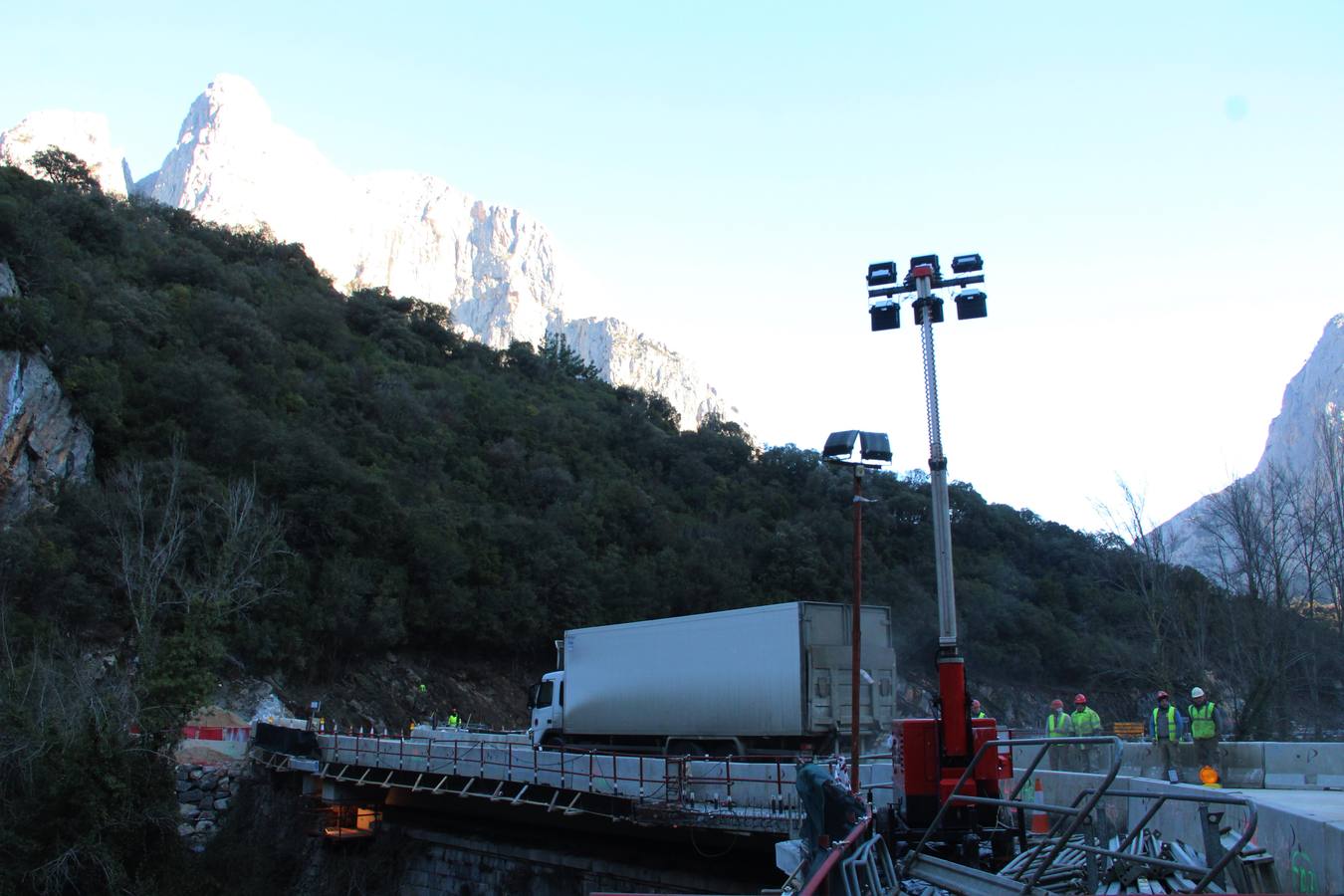 Fotos: Abierto al tráfico el nuevo puente de Lebeña