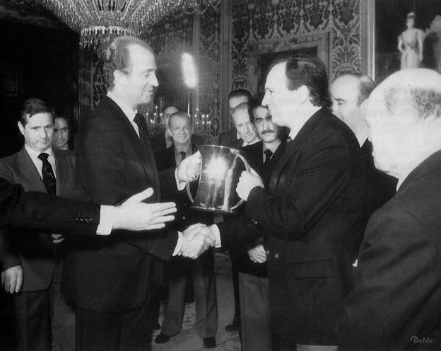 El Rey Juan Carlos entrega la copa de campeón de España a Rafael Fuentevilla. :: DM